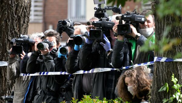 Periodistas con mascarilla a las puertas del Gran Hotel Colon de Madrid - Sputnik Mundo