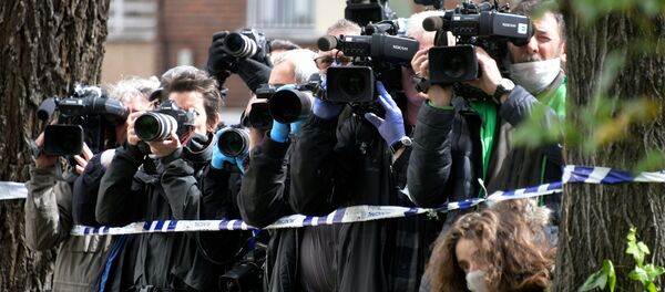 Periodistas con mascarilla a las puertas del Gran Hotel Colon de Madrid - Sputnik Mundo