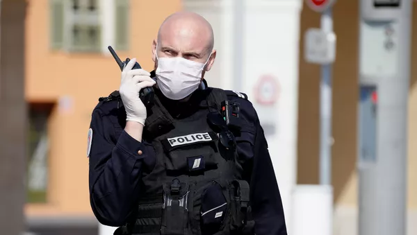 Un policía en mascarilla