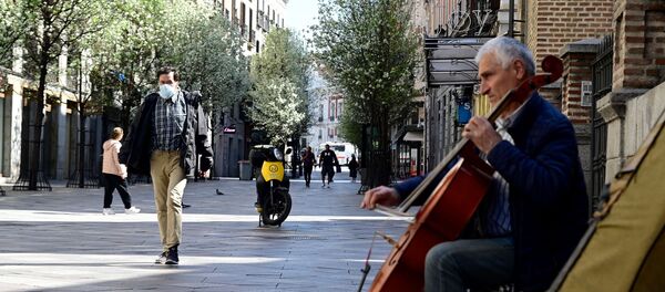 Músico en la calle Arenal de Madrid - Sputnik Mundo