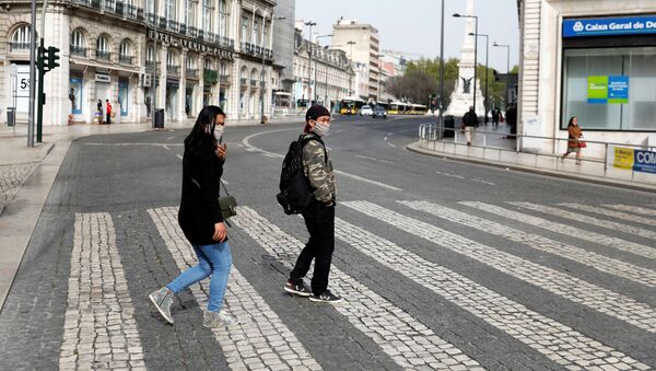 La gente con mascarillas en Portugal duranteel brote de coronavirus - Sputnik Mundo