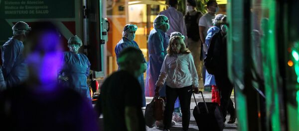 Pasajeros descienden del ferry que entró totalmente en cuarentena por un pasajero con coronavirus - Sputnik Mundo