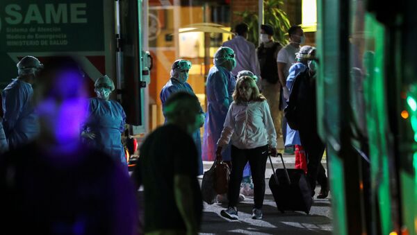 Pasajeros descienden del ferry que entró totalmente en cuarentena por un pasajero con coronavirus - Sputnik Mundo