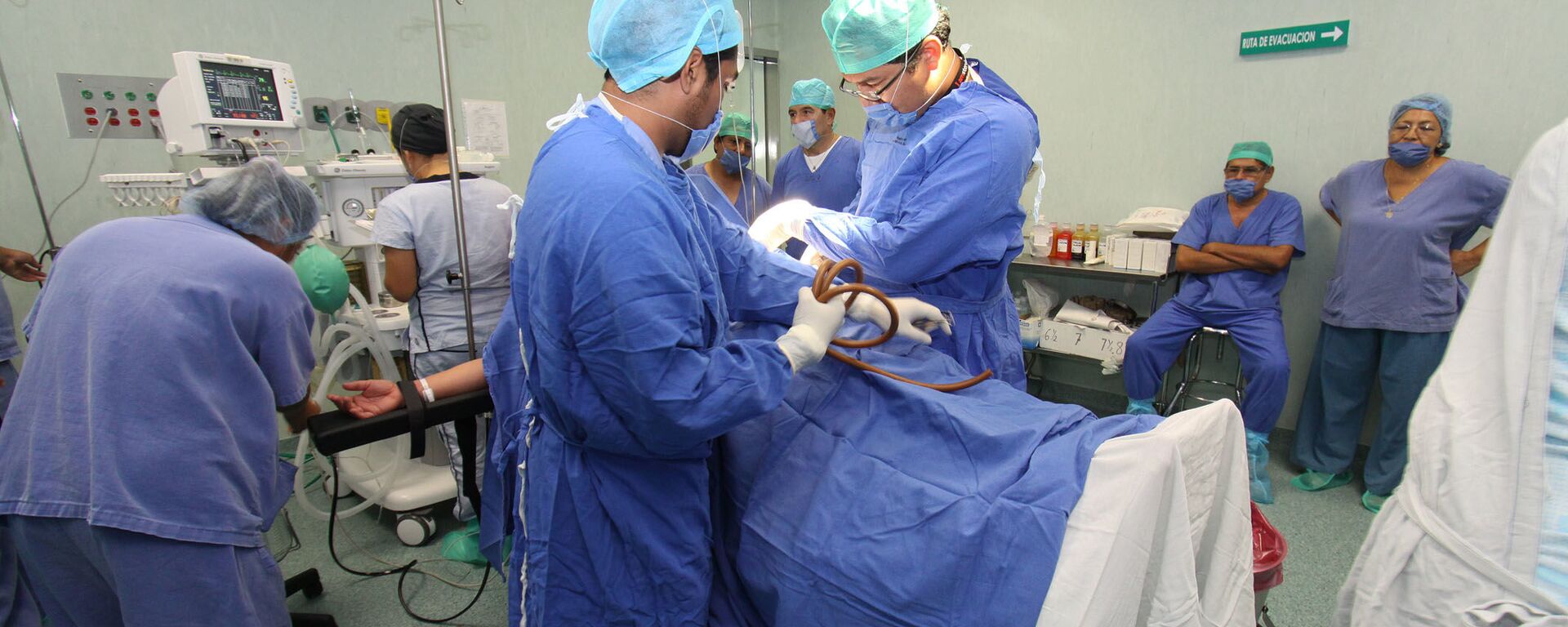 Ginecólogos en un parto - Sputnik Mundo, 1920, 21.03.2020