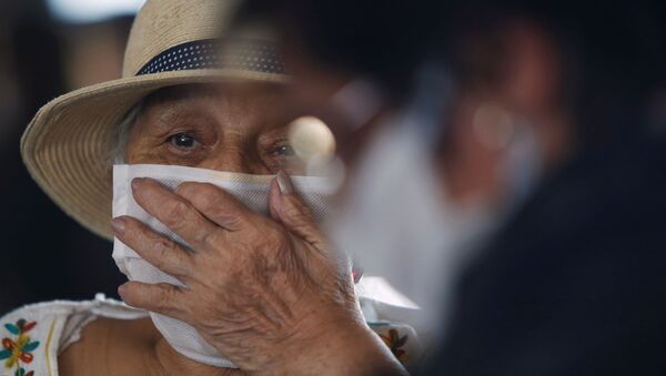 Una mujer en mascarilla - Sputnik Mundo