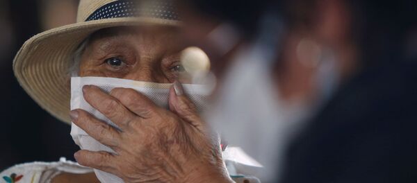 Una mujer en mascarilla - Sputnik Mundo