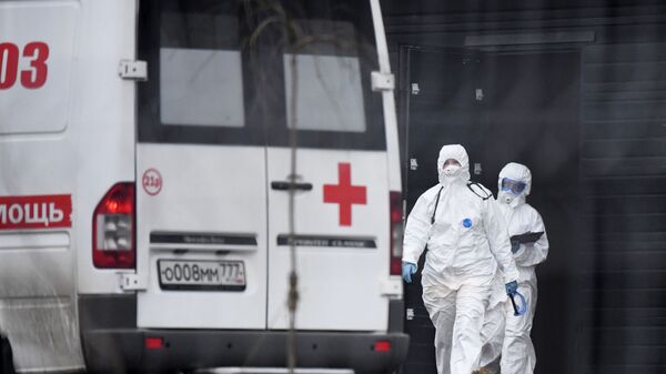 Médicos en el territorio del hospital №40 en Moscú, Rusia - Sputnik Mundo