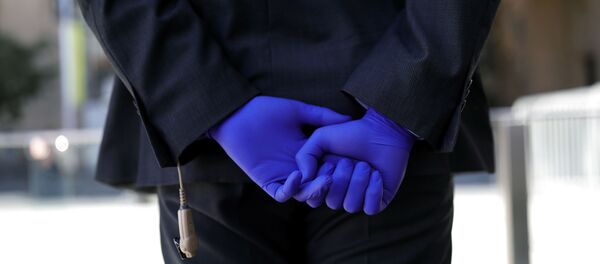 Una persona con guantes en Chile durante el brote de coronavirus Una persona con guantes en Chile durante el brote de coronavirus - Sputnik Mundo