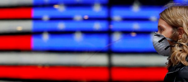 Una persona lleva una mascarilla - Sputnik Mundo