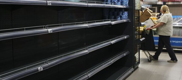 Estantes vacíos en un supermercado - Sputnik Mundo