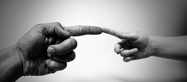 Manos de niño y adulto - Sputnik Mundo