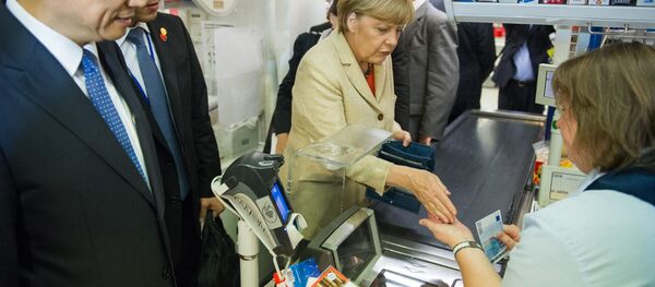 Angela Merkel, canciller alemana, en un supermercado (archivo) Angela Merkel, canciller alemana, en un supermercado (archivo) - Sputnik Mundo