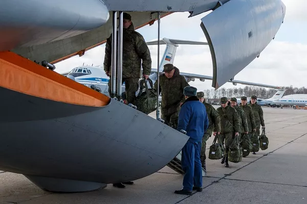 Llegan a Italia cinco aviones con ayuda rusa para combatir el coronavirus | Vídeo Llegan a Italia cinco aviones con ayuda rusa para combatir el coronavirus | Vídeo - Sputnik Mundo