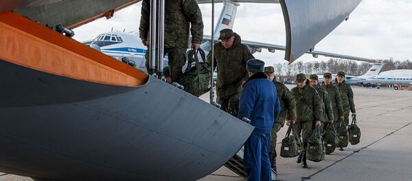 Médicos militares y virólogos rusos viajando a Italia - Sputnik Mundo