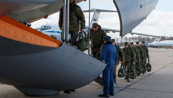 Médicos militares y virólogos rusos viajando a Italia - Sputnik Mundo