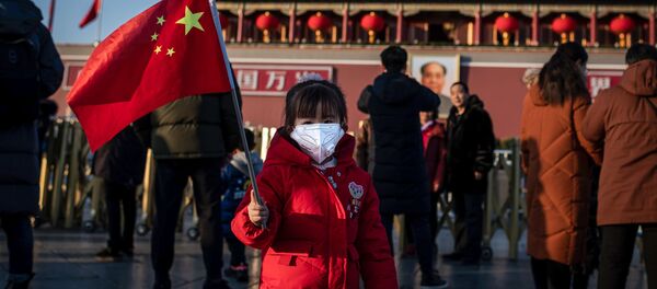 Una niña en la Plaza de Tiananmén, Pekín - Sputnik Mundo