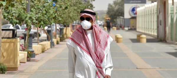 Un saudí con mascarilla Un saudí con mascarilla - Sputnik Mundo