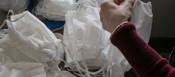 La producción de mascarillas - Sputnik Mundo