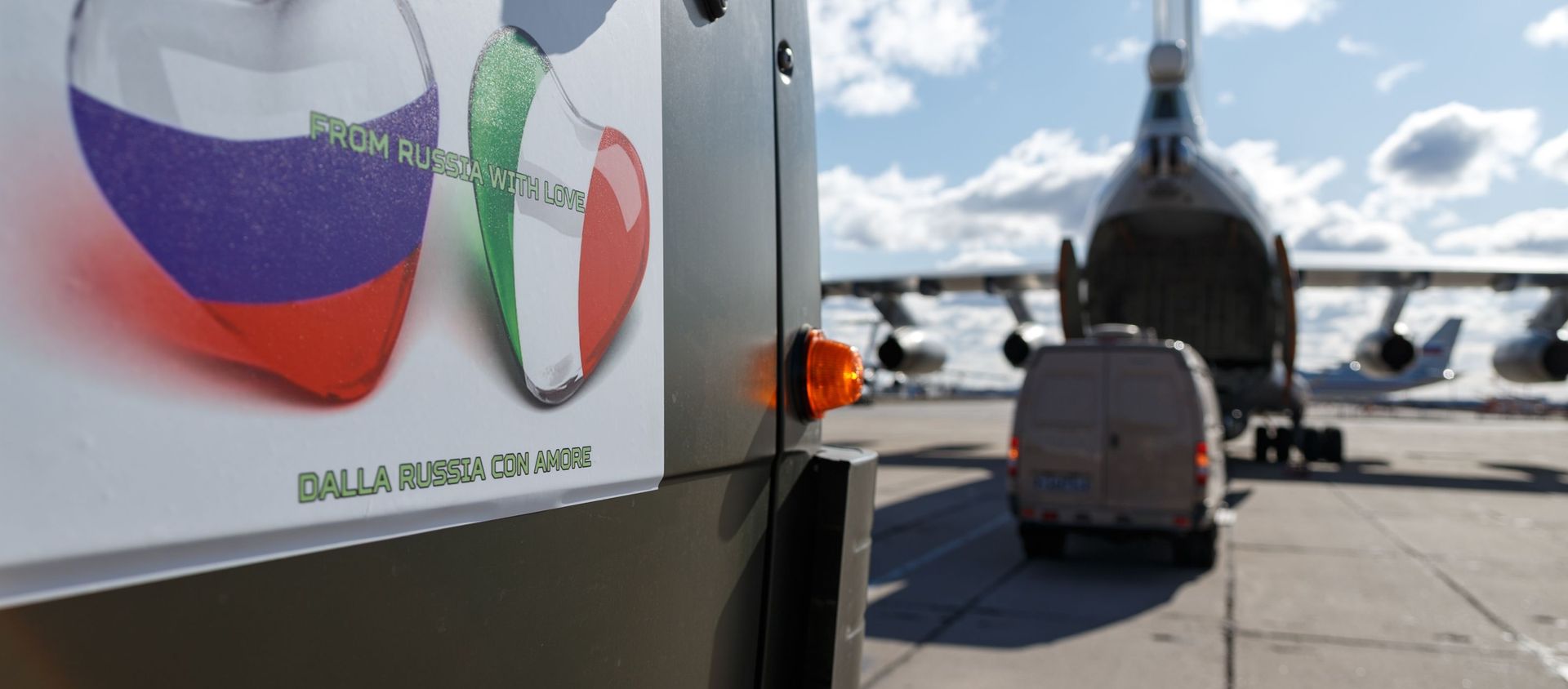 La bandera de Rusia e Italia en forma de corazones en un automóvil con equipos médicos - Sputnik Mundo, 1920, 28.03.2020