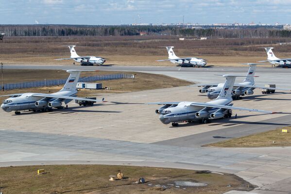 Solidaridad rusa: Moscú echa una mano a Italia para aplacar el coronavirus - Sputnik Mundo