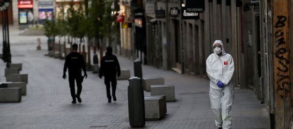 Un médico y dos policías durante el brote del coronavirus en España - Sputnik Mundo