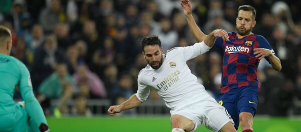 Carvajal y Jordi Alba durante el partido de la Liga entre Real Madrid y Barcelona - Sputnik Mundo