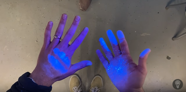 Manos con polvo traslúcido, representante de los virus - Sputnik Mundo