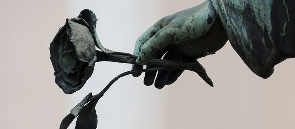 Ángel con rosa en la mano - Sputnik Mundo