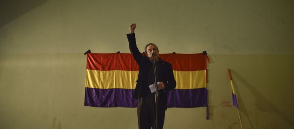 Un hombre en el fonde de la bandera de la Segunda República Española Un hombre en el fonde de la bandera de la Segunda República Española - Sputnik Mundo