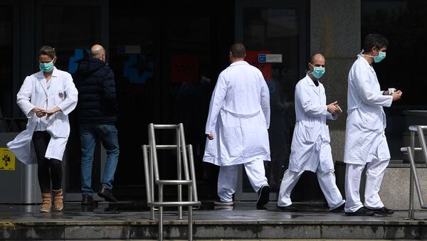 Sanitarios saliendo de un hospital de Madrid - Sputnik Mundo