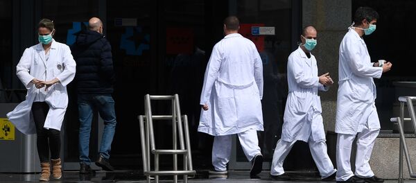 Sanitarios saliendo de un hospital de Madrid - Sputnik Mundo