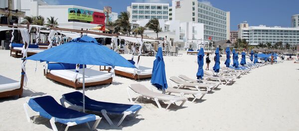 Una playa sin turistas en Cancún, México durante el brote de coronavirus - Sputnik Mundo