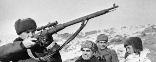 Comandantes del Ejército Rojo con el fusil de Vasili Záitsev del lado del propio francotirador (dcha.) - Sputnik Mundo