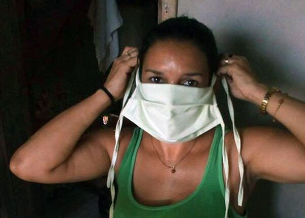 Cubana que hace mascarillas para protegerse de COVID-19: Este tiempo es de cooperar - Sputnik Mundo