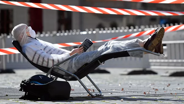 Un hombre en traje de protección - Sputnik Mundo