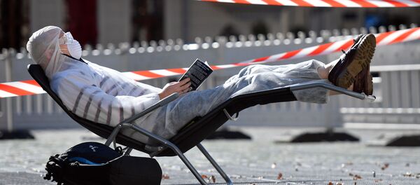 Un hombre en traje de protección - Sputnik Mundo