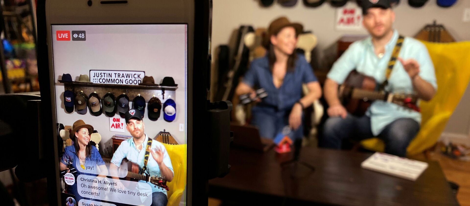 Músico estadounidense Justin Trawick y su novia, Lauren LeMunyan, interpretando en el conierto en Facebook - Sputnik Mundo, 1920, 23.03.2020