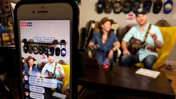 Músico estadounidense Justin Trawick y su novia, Lauren LeMunyan, interpretando en el conierto en Facebook - Sputnik Mundo