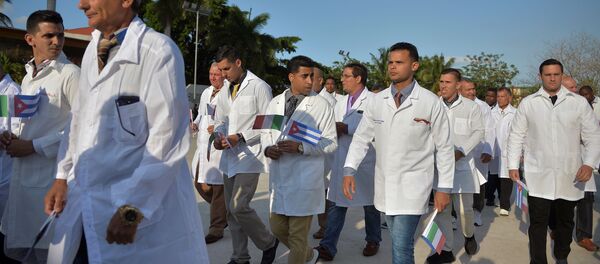 Los médicos cubanos antes de partir hacia Italia - Sputnik Mundo
