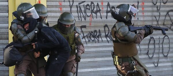 Detención de manifestante en Chile - Sputnik Mundo