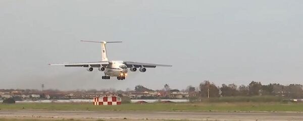 Un Il-76 ruso aterrizando en la base de la Fuerza Aérea italiana Pratica di Mare Un Il-76 ruso aterrizando en la base de la Fuerza Aérea italiana Pratica di Mare - Sputnik Mundo