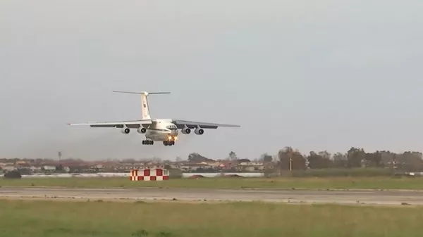 Un Il-76 ruso aterrizando en la base de la Fuerza Aérea italiana Pratica di Mare - Sputnik Mundo