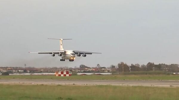 Un Il-76 ruso aterrizando en la base de la Fuerza Aérea italiana Pratica di Mare - Sputnik Mundo