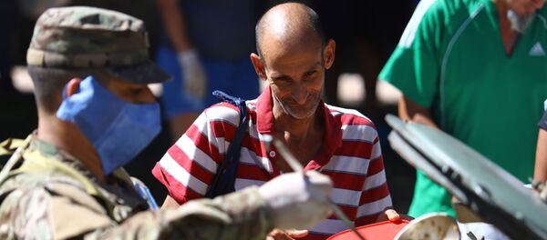 Soldados sirven alimentos en Argentina durante la cuarentena por COVID-19 - Sputnik Mundo