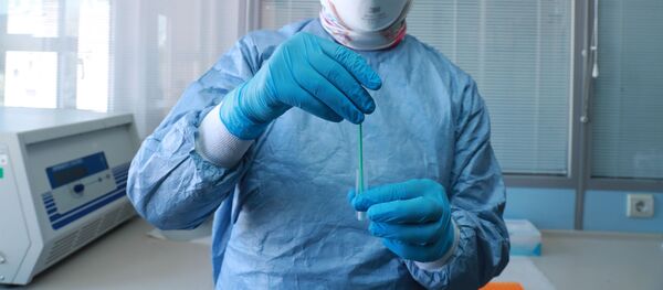 Prueba de descarte del nuevo coronavirus (imagen referencial) - Sputnik Mundo