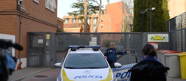Policía Municipal a la entrada de la residencia Monte Hermoso (Madrid) - Sputnik Mundo
