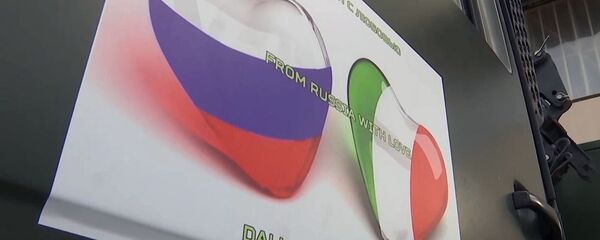 Las banderas de Rusia e Italia en forma de corazones Las banderas de Rusia e Italia en forma de corazones - Sputnik Mundo