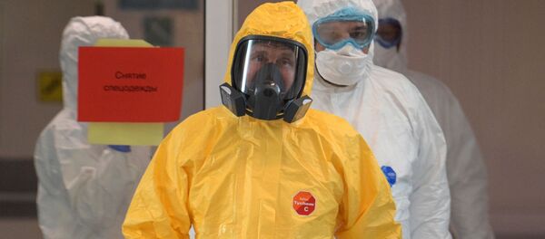 Vladímir Putin durante la visita al hospital de Kommunarka - Sputnik Mundo