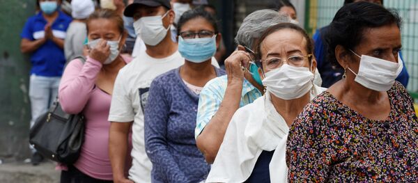 Personas mayores con mascarillas haciendo cola en Ecuador Personas mayores con mascarillas haciendo cola en Ecuador - Sputnik Mundo