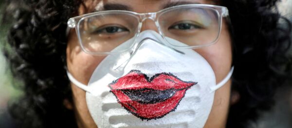 Un hombre en mascarilla - Sputnik Mundo